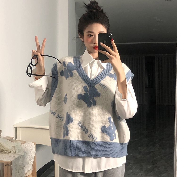 Set áo sơ mi tay dài form rộng + áo khoác len không tay hình gấu hoạt hình