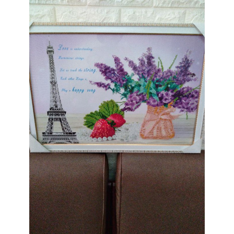 ( Saleoff 50% ) Tranh đính đá chậu hoa oải hương bên tháp Eiffeil. Tranh đã hoàn thành đính đá và đóng khung