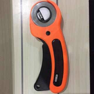 1 dụng cụ cắt vải xoay tròn 45mm