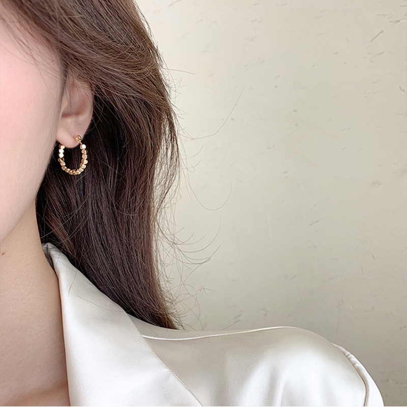 Khuyên Tai Dạng Vòng Gắn Quả Cầu Kim Loại Mạ Vàng Thanh Lịch Thời Trang Dành Cho Nữ