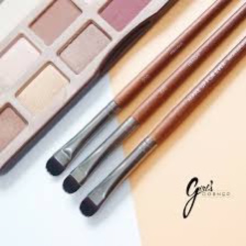 Cọ che khuyết điểm Makeup Forever 220