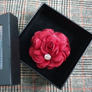 Hoa cài áo đỏ rực rỡ handmade