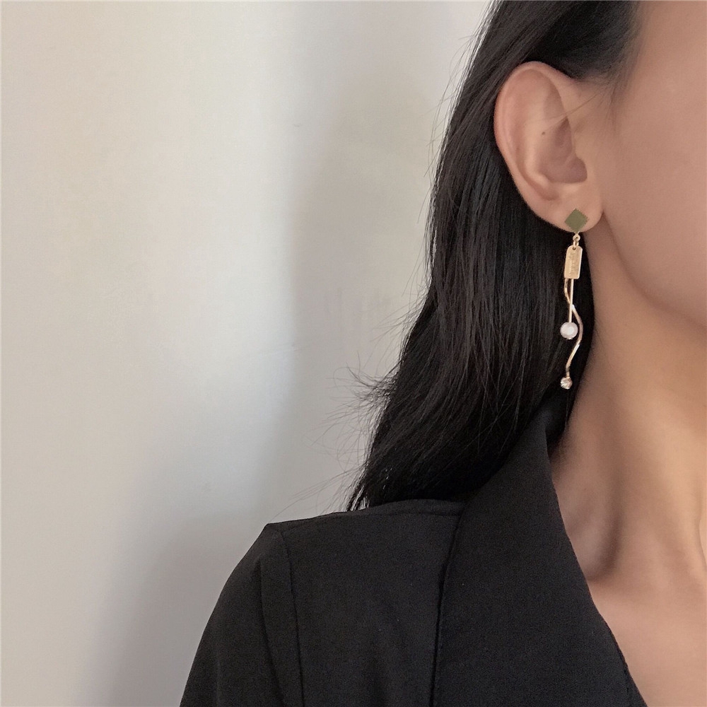 Bông tai dạng xỏ kim loại phối tua rua lượn sóng đính đá kiểu dáng đơn giản thời trang