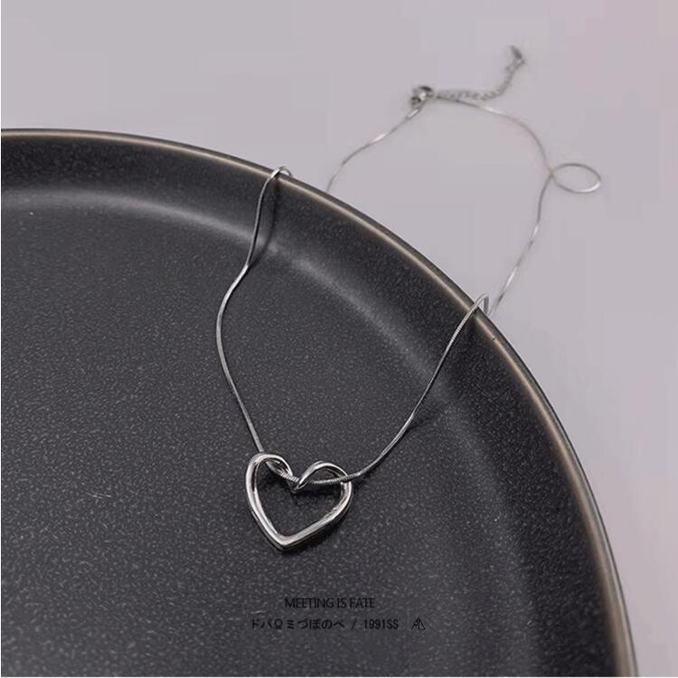 Vòng cổ Mặt Trái Tim Rỗng Màu Sắc Bạc Thời Trang Cho Nữ