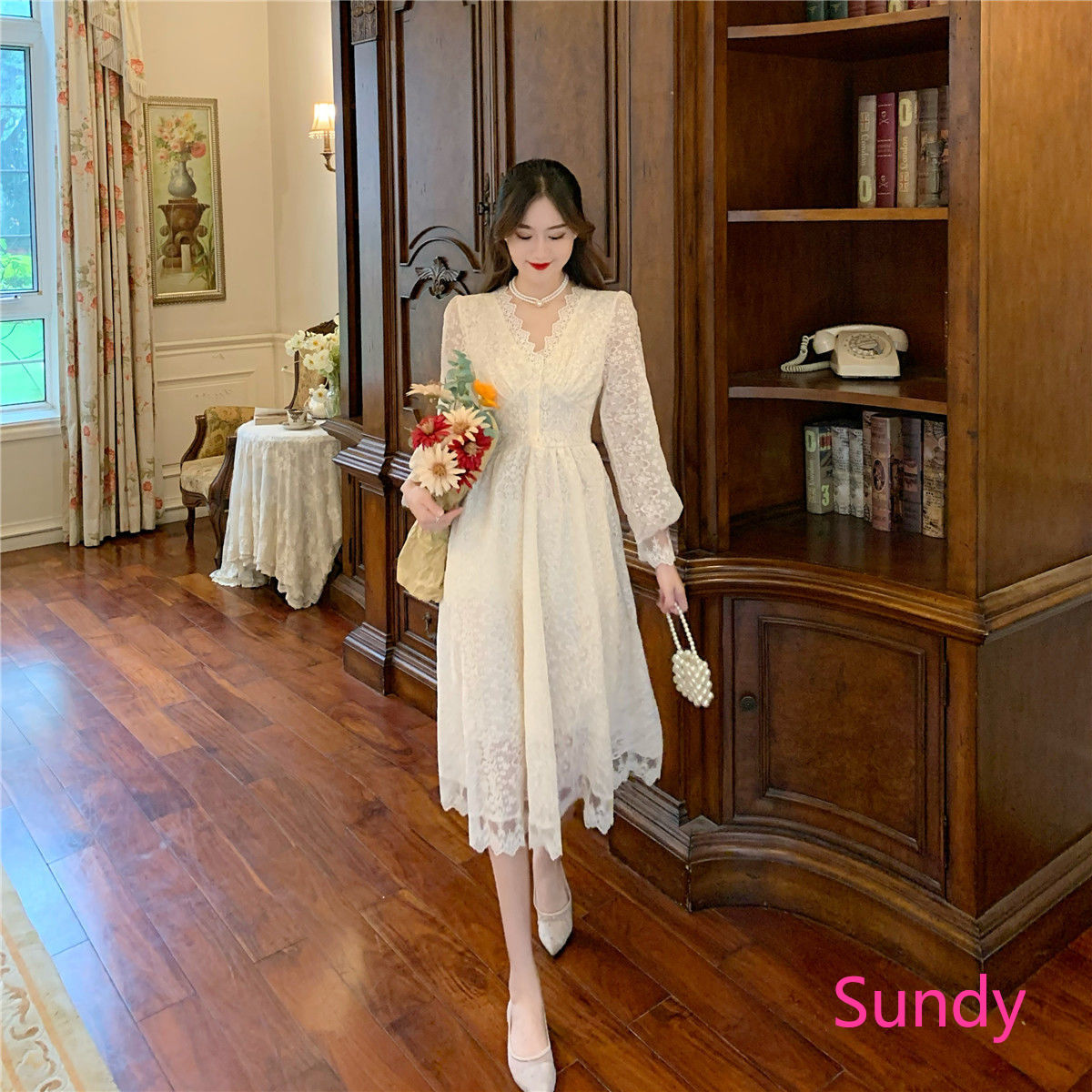 Đầm nữ thời trang tay dài cổ chữ V thiết kế phối ren phong cách cổ điển | BigBuy360 - bigbuy360.vn