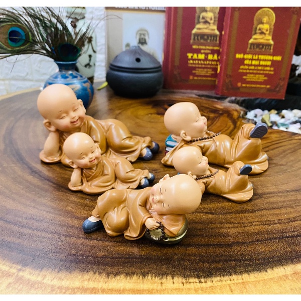 Tượng chú tiểu mini mẫu nằm đáng yêu  trang trí nhà cửa, xe ô tô - Linh Tinh 10k