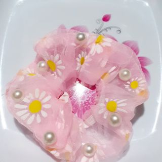 Cột tóc Scrunchies hoa cúc đính hạt