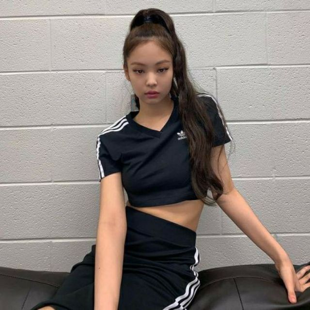 Áo croptop giống Jennie và Rosé