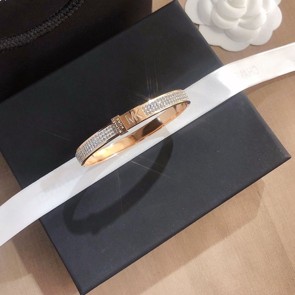 Vòng Tay Thép Titan Mặt Khắc Chữ Michael Kors