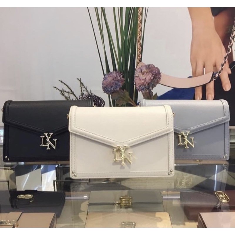 Túi lyn đeo chéo khoá chữ lyn