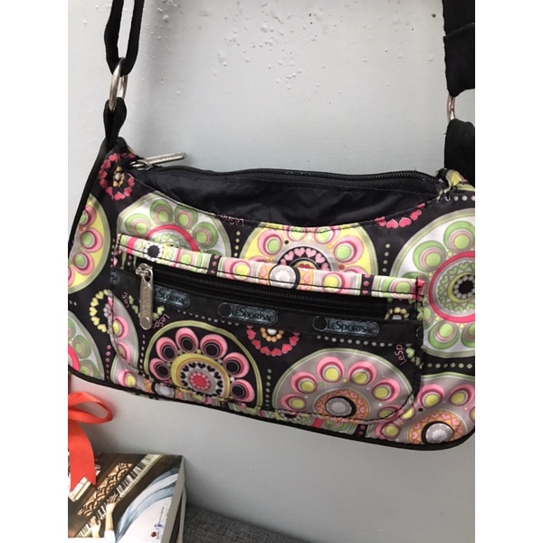 Túi đeo chéo phom hến Lesportsac