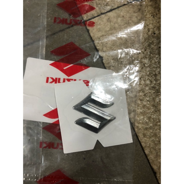 Tem chử nổi logo chữ S gắn chắn gió Satria Raider Fi Chính hãng indo