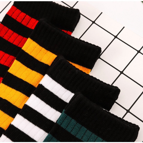 Tất Vớ Nam Nữ cổ cao Kẻ Sọc phong cách trẻ trung, năng động.