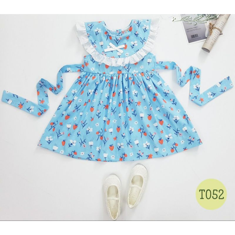 Váy xanh tiểu thư Oli River Kids xinh xắn dành cho bé nổi bật với họa tiết quả dâu