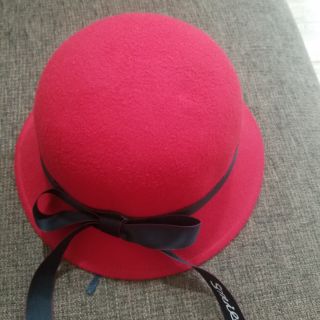 Mũ dạ xinh xắn còn mũ đen