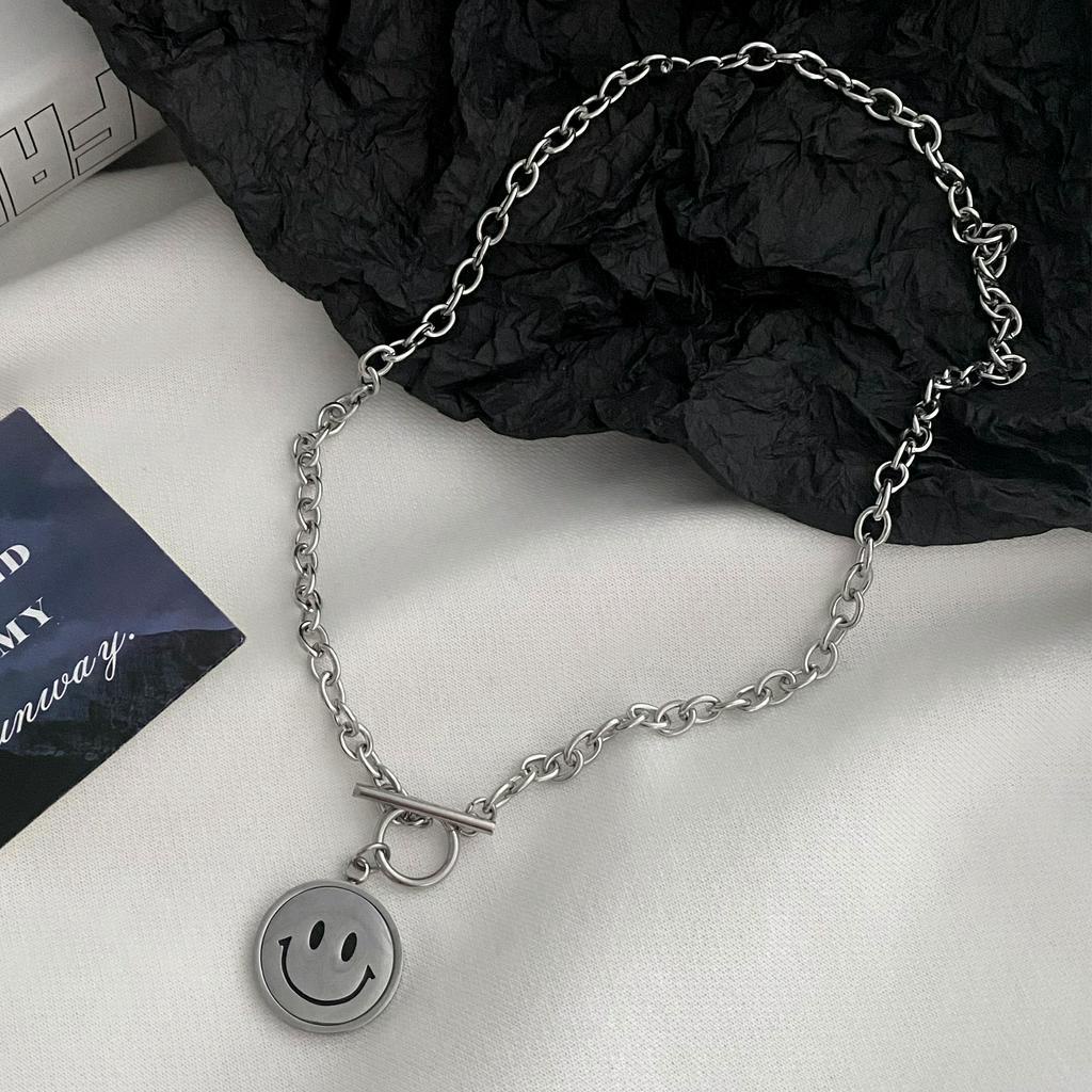 Dây Chuyền Unisex 22721 Mặt Cười Lật Bằng Thép Titan Dễ Phối Đồ