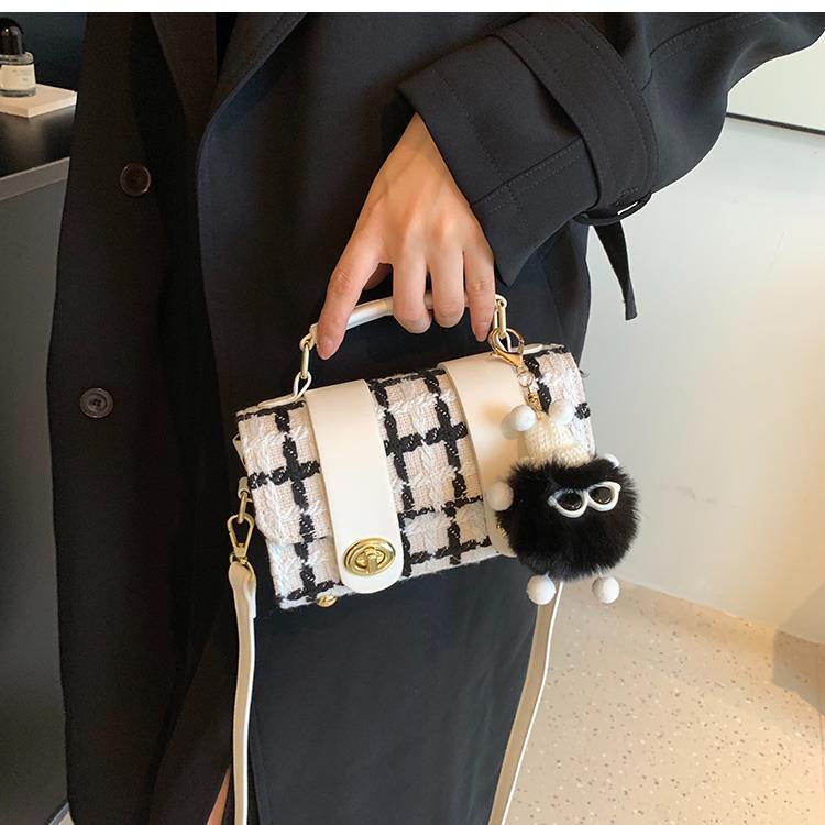 IELGY Túi Đeo Chéo Nhỏ Hình Vuông Bằng Len niche Thiết Kế Mới Phổ Biến Cho Nữ