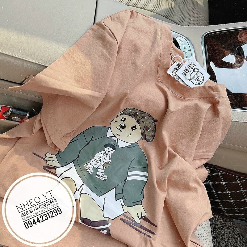 [ Mã WASTAPR giảm 10K đơn 50K] Áo phông gấu hoạt hình đi giày xinh xắn | BigBuy360 - bigbuy360.vn