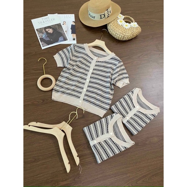 Áo len kẻ khuy