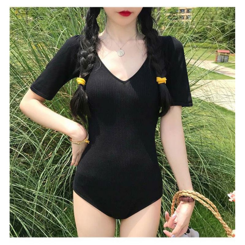 Mẫu đồ bơi kiểu dáng basic nhưng sang chảnh