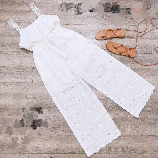Jumpsuit ren đục lỗ