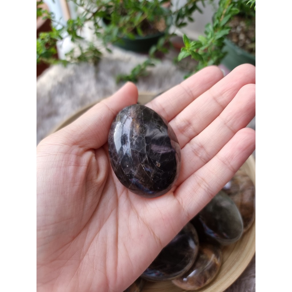 Black Moonstone (đá mặt trăng đen) viên đá của sự mở lòng và cân bằng cảm xúc.