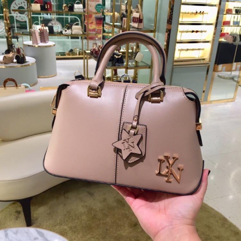 𝐓𝐮́𝐢 𝐭𝐫𝐨̂́𝐧𝐠 𝐭𝐚𝐲 𝐜𝐚̂̀𝐦 𝐋𝐘𝐍 𝐍𝐨𝐯𝐚 - 𝐌𝐀̂̃𝐔 𝐌𝐎̛́𝐈