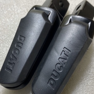 Gác chân ducati