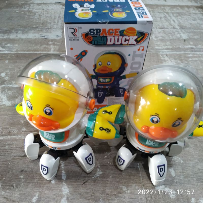 Chú vịt không gian nhảy múa vui nhộn theo nhạc Space Duck Dance