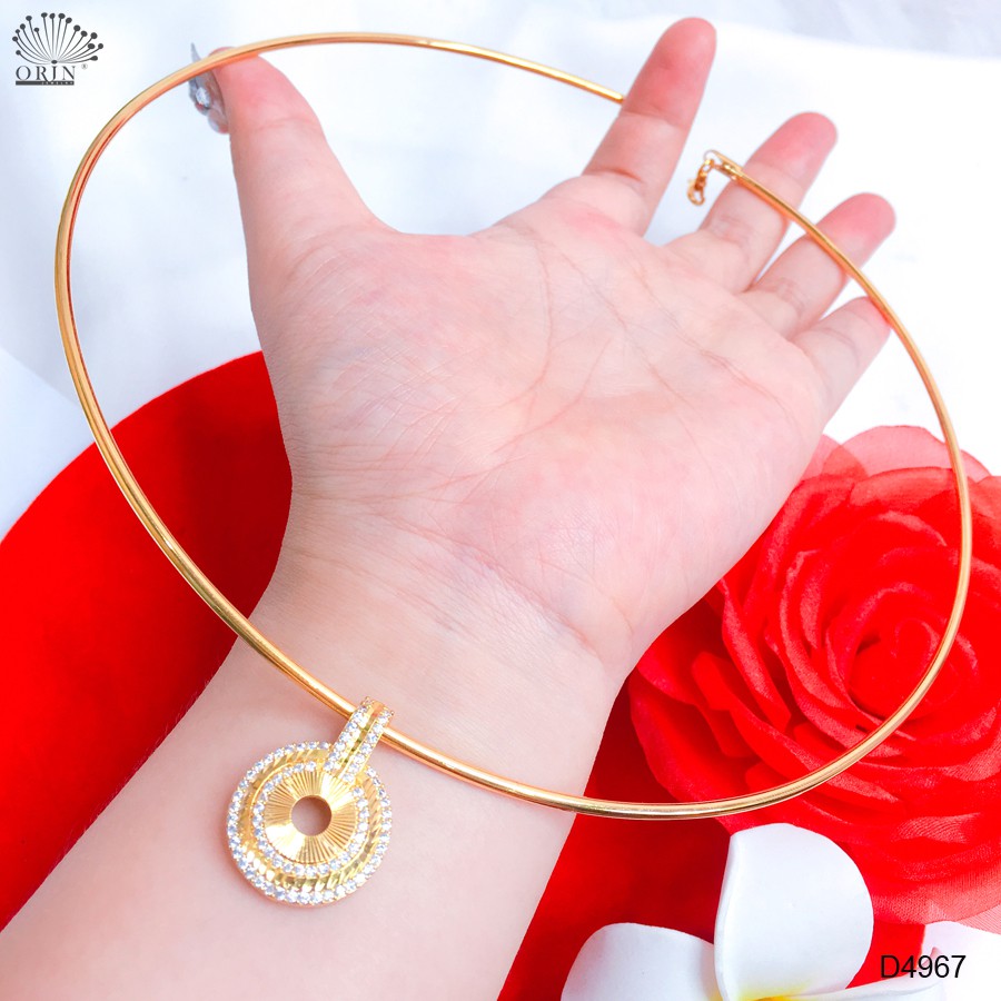 Kiềng cổ nữ dạng trơn nhuyễn mặt tròn đính đá thiết kế cao cấp Orin D4967