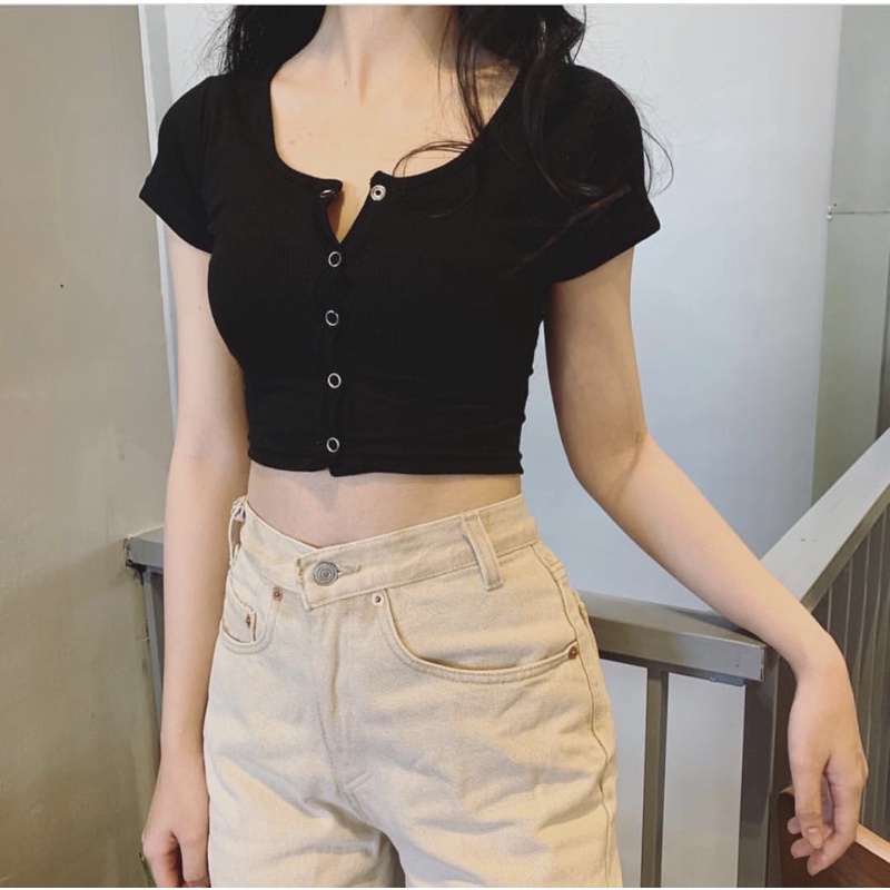 Áo croptop nút bấm đơn giản dễ phối đồ