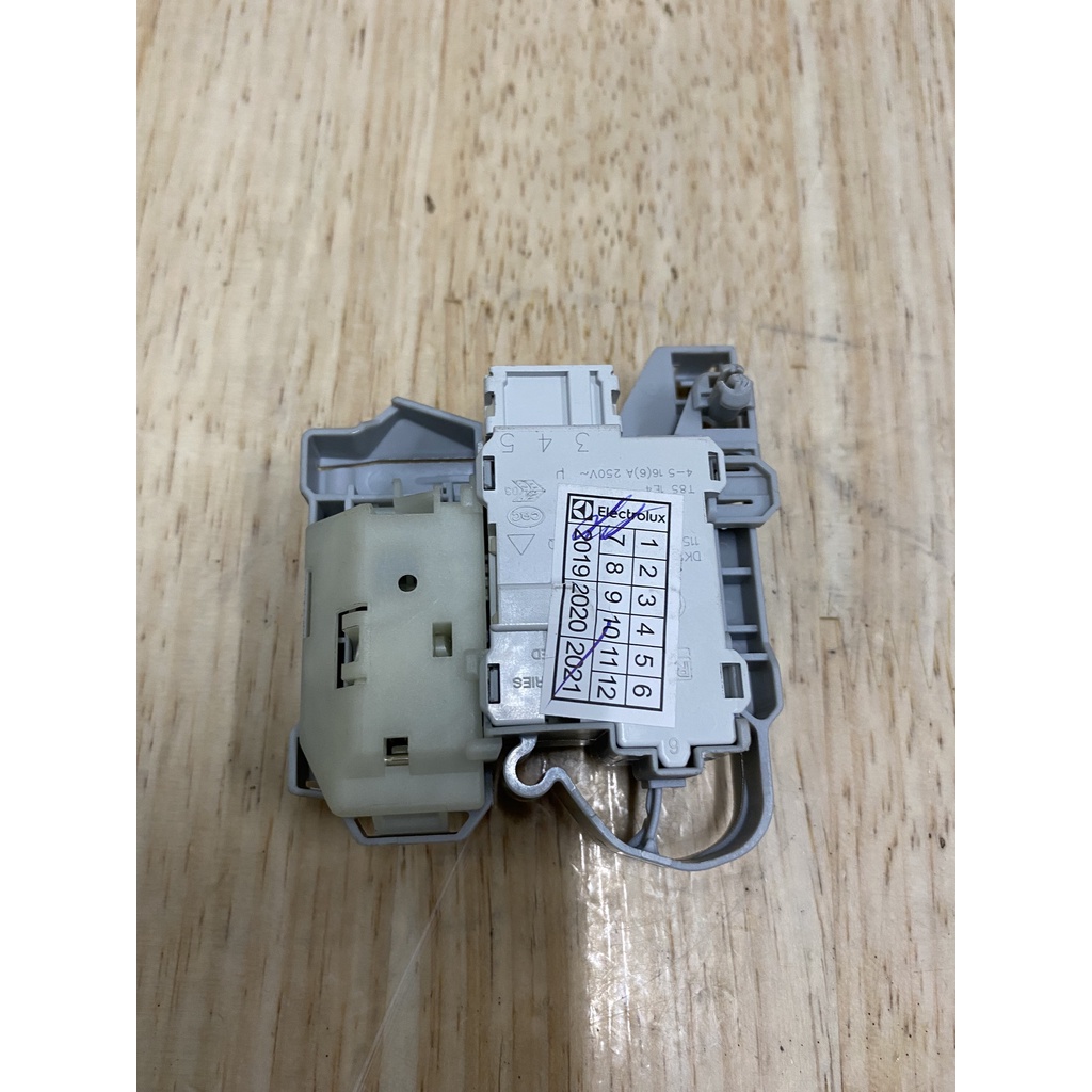 CÔNG TẮC CỬA MÁY GIẶT ELECTROLUX CỬA TRƯỚC EWF : 10843, 10844, 10744, 12842, 12844, 12844S PHƯỚC MÃI