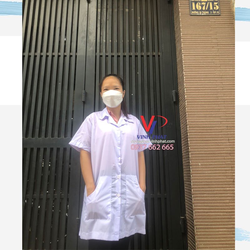 Áo Blouse Trắng Tay Ngắn Cho Nữ Dược Sĩ Nhà Thuốc Spa, Áo Y Tá Túi Chéo - VĨNH PHÁT