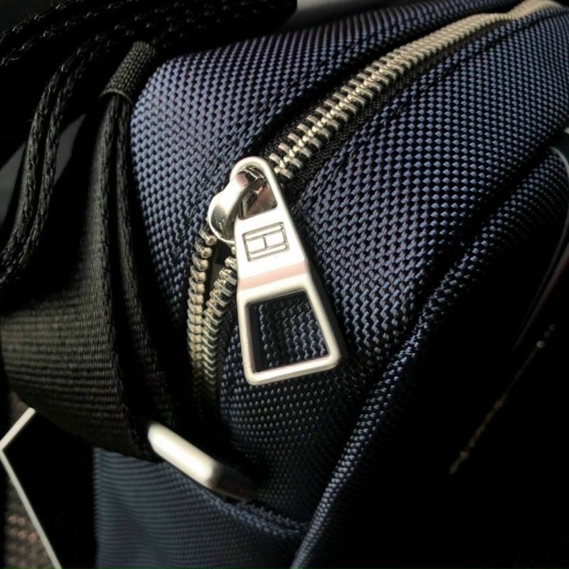 TNS-Túi đeo chéo nam form hộp dây đeo bản to cá tính hottrend Tommie Uptown bag for men-chất liệu chuẩn màu xanh navy