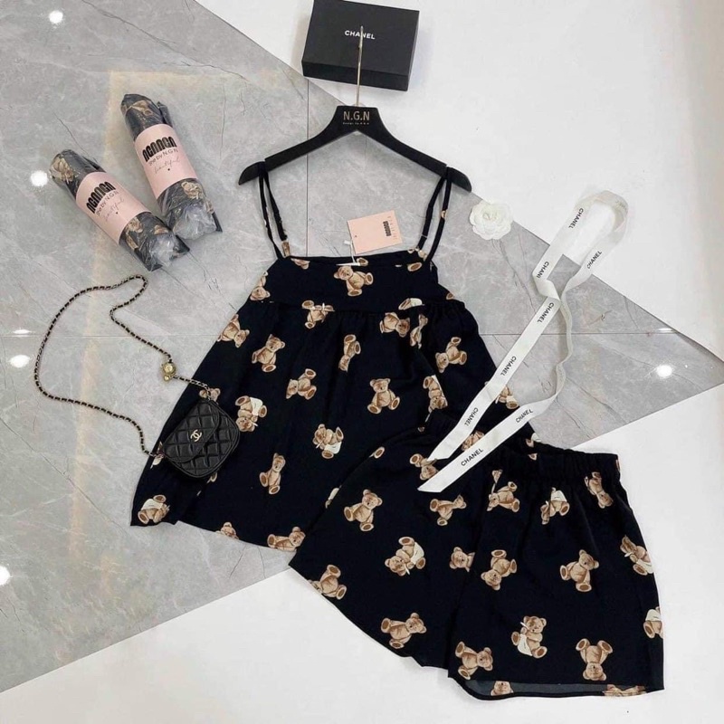 Bộ đồ ngủ hai dây nữ cộc tay quần đùi chất lụa Kate Thái mềm mịn màu trắng viền họa tiết