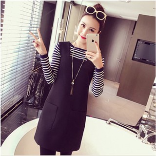 Set váy yếm đen và áo thun sọc đen trắng