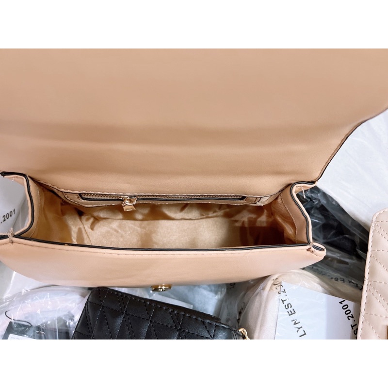 Túi lyn huy hiệu ô trám