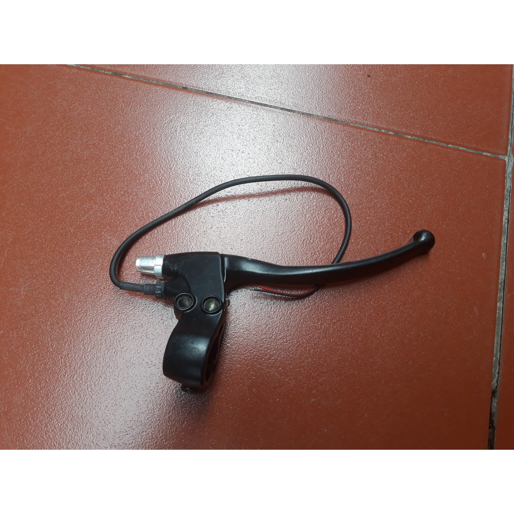 Tay Phanh bên phải xe điện.