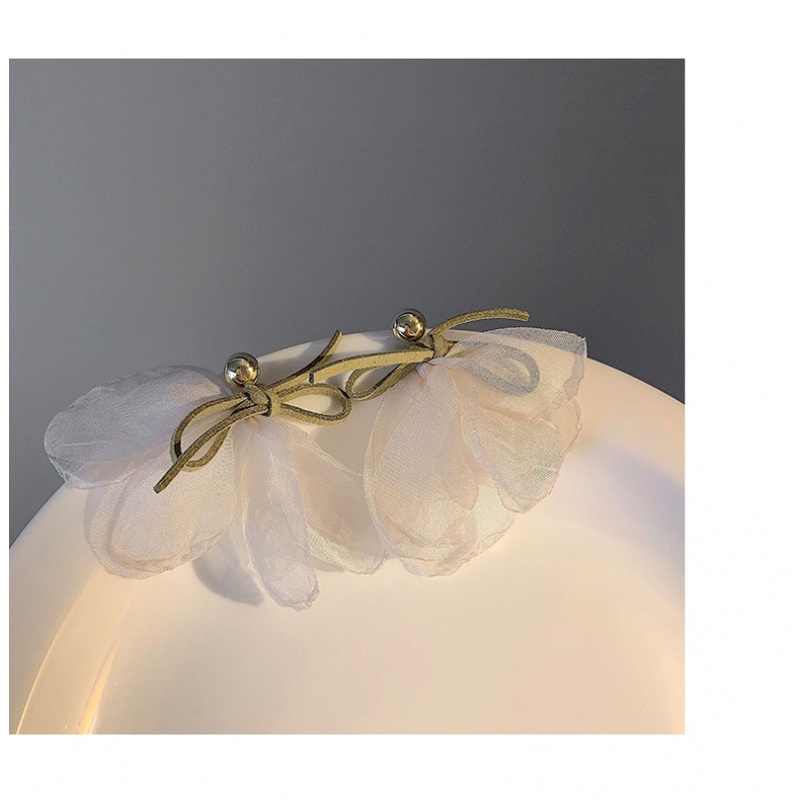 Bông tai hình cánh hoa trắng thanh lịch nhã nhặn