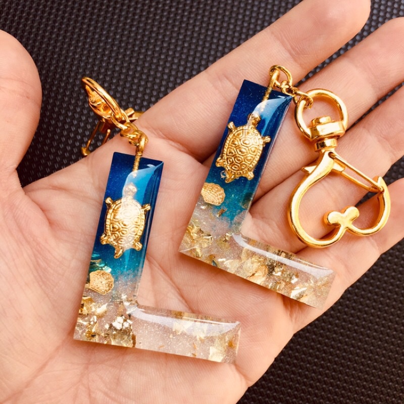 Móc khóa Chữ cái Rùa vàng may mắn trường thọ chiêu tài  handmade 3D epoxy Resin quà tặng