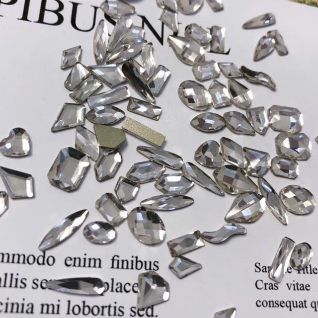 Đá khối chân bằng màu trắng mix size 100 viên,