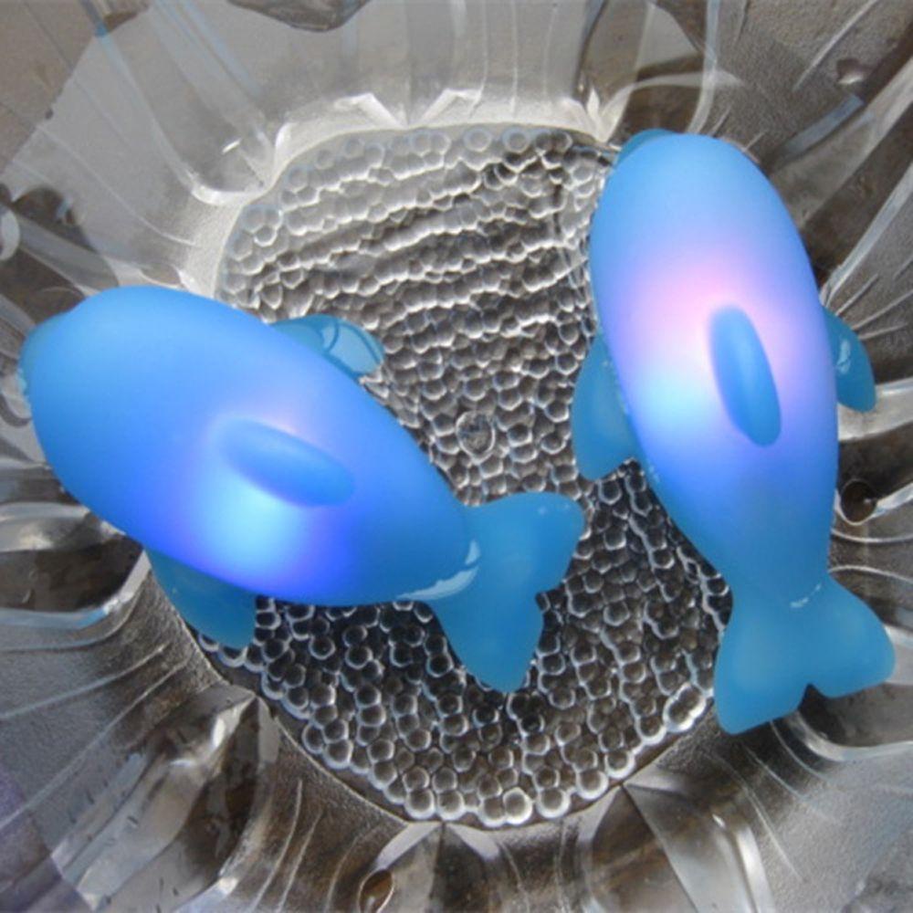 1 Đồ Chơi Cá Heo Nổi Trên Mặt Nước Có Đèn Led Phát Sáng Cho Bé Khi Tắm Biển / 1 Tuổi