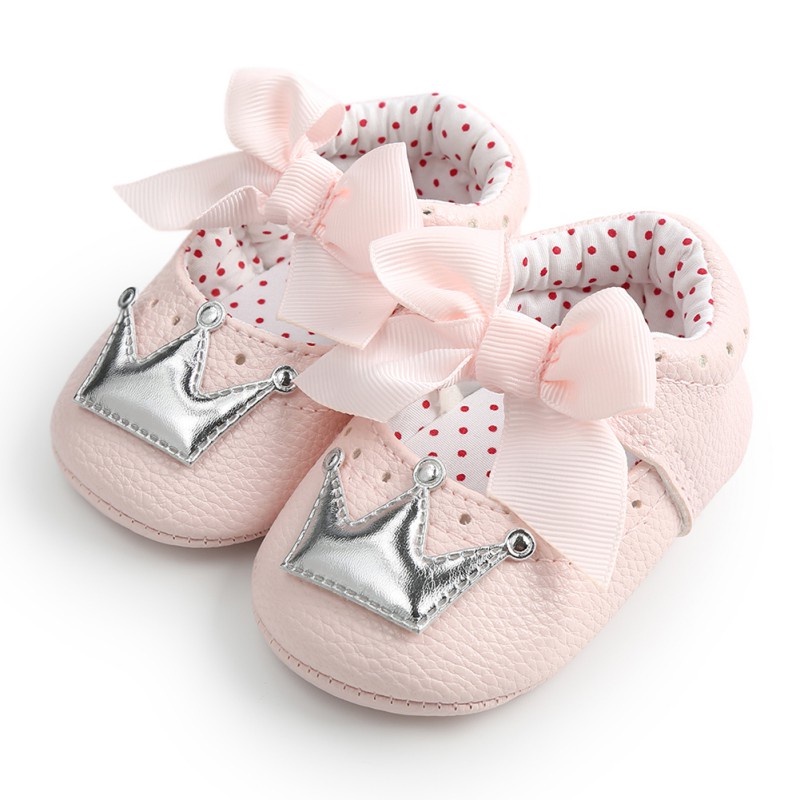 Đôi giày bít mũi phối hình vương miện đáng yêu cho bé gái