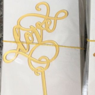 Thẻ cắm mica chữ Love màu vàng mẫu ngẫu nhiên ( Giá 1 cái)