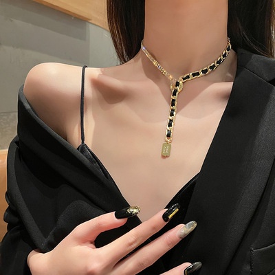 Dây chuyền, Vòng cổ viền xích phối vải đen