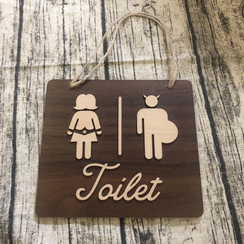 Bảng gỗ treo cửa nhà vệ sinh toilet đơn giản nhã nhặn màu gỗ đen hình em bé trai gái có dây treo tặng móc dán