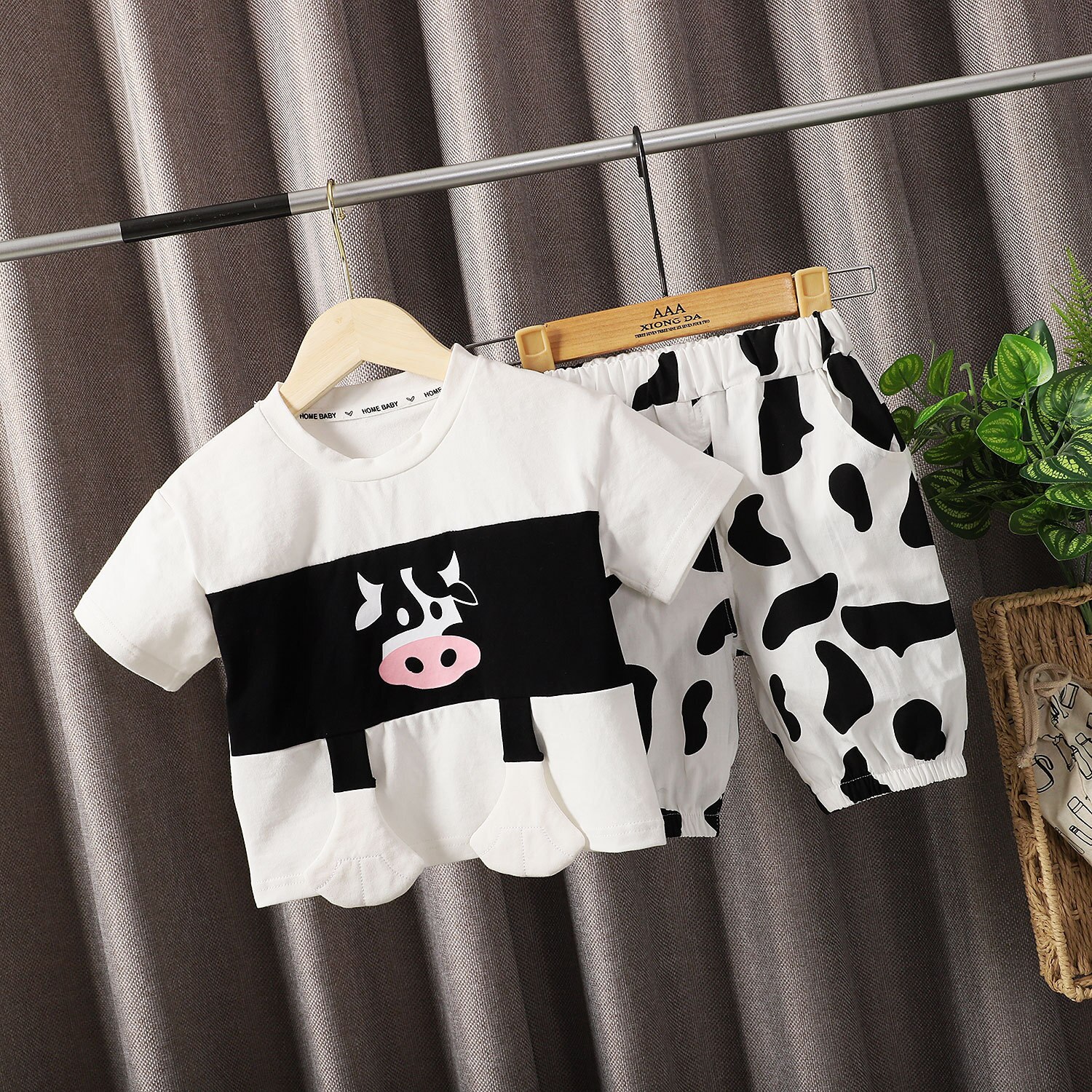 Bộ 2 Sản Phẩm Áo Thun Tay Ngắn + Quần Short Vải Cotton In Hình Bò Sữa Thời Trang Mùa Hè Cho Bé Trai / Gái