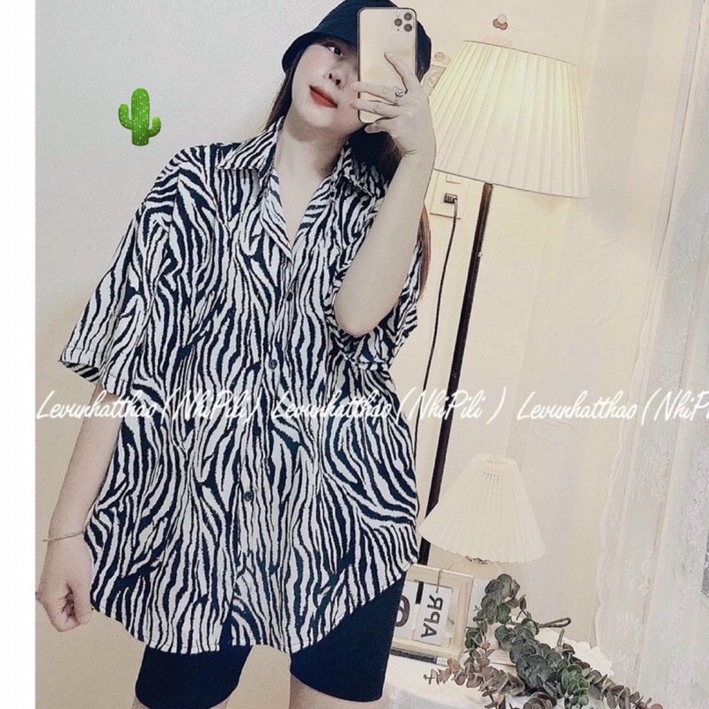 set xinh áo họa tiết rằn sơ mi quần ngố đùi đen ôm