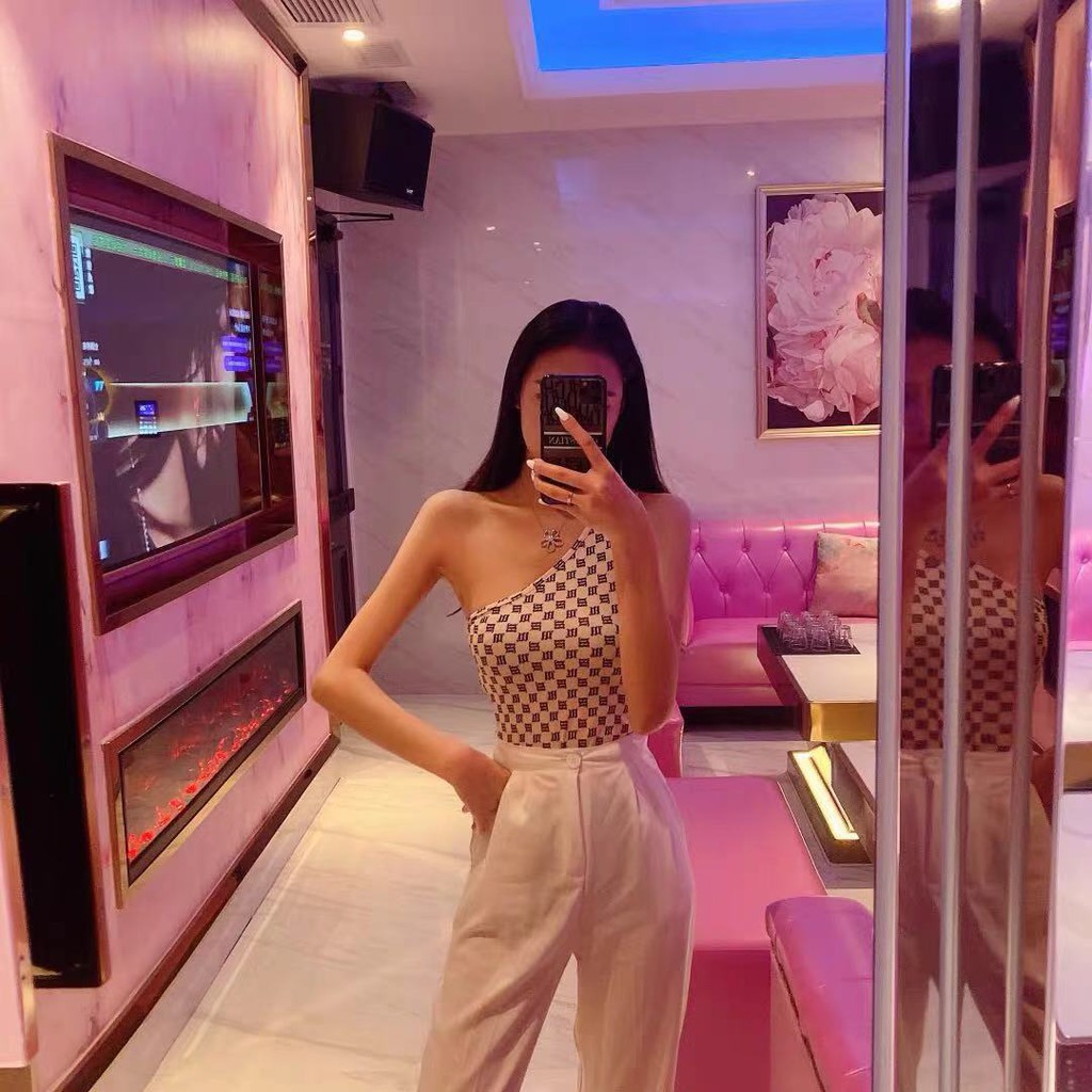 Jennie blackpink Áo bodysuit hở 1 bên vai phong cách quyến rũ và cá tính cho nữ