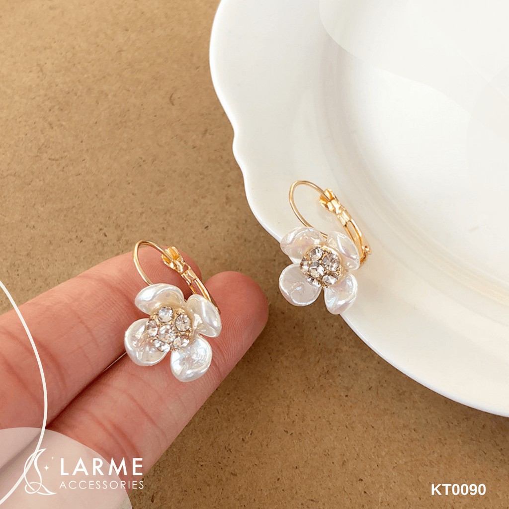 Khuyên tai, bông tai nữ nhẹ nhàng hoạ tiết bông mai trắng Larme Accessories - KT0090